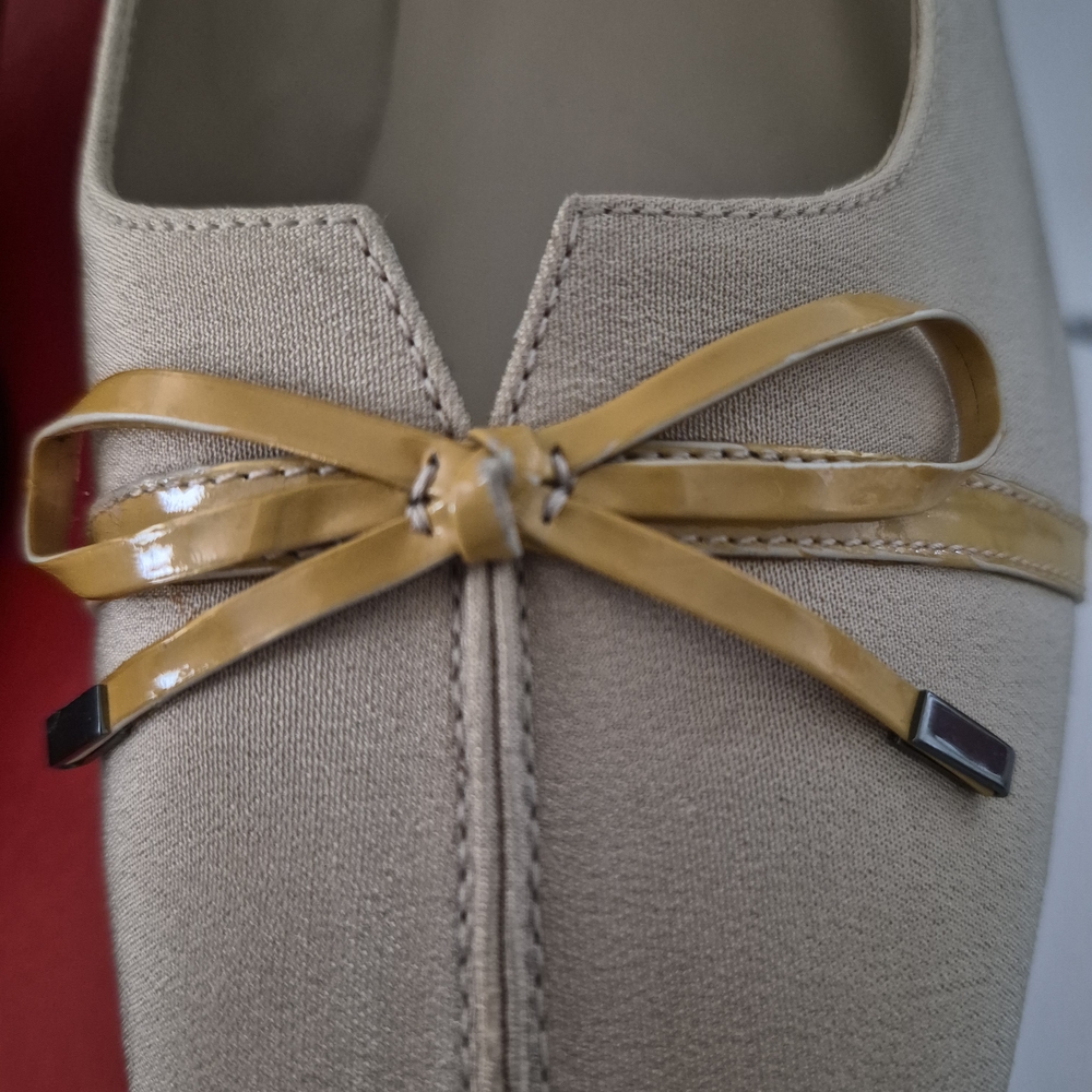 "VINTAGE" Vaneli Beige Heels with Gold Bow Accent - Picture 9 of 10